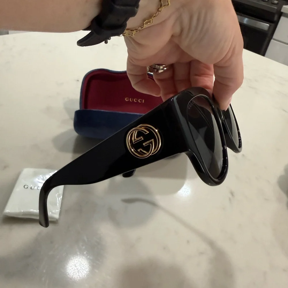 Gucci Black Cat-Eye Sunglasses with Dark Lenses GG0142SA 55MM.20.140